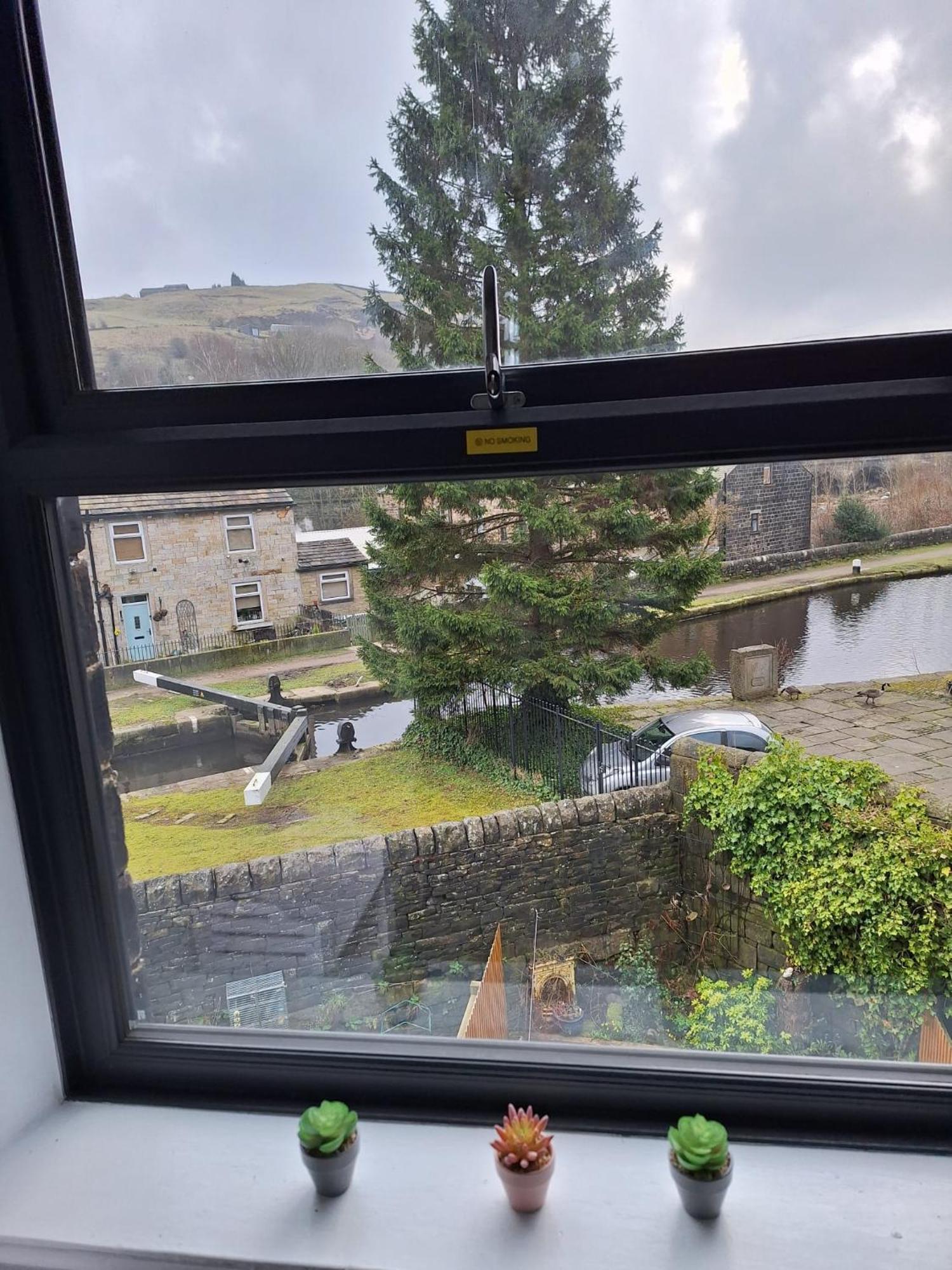 Todmorden Bed & Breakfast - The Toothless Mog Walsden Exterior photo